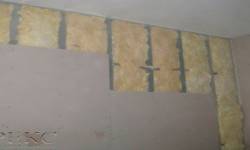 Для теплоизоляции комнат укладывается защита на внешние стены